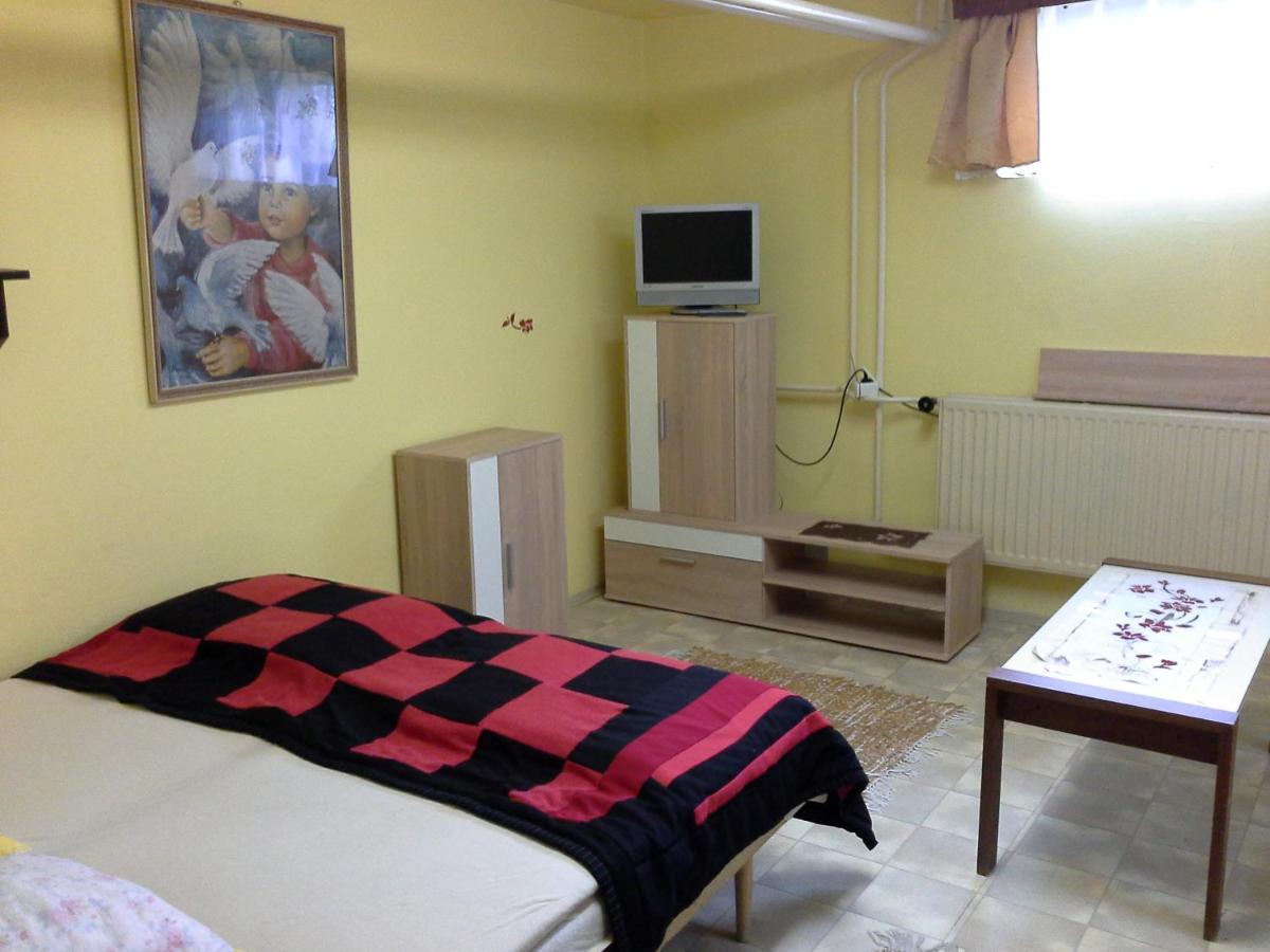 Utulny Privat Apartment Velky Meder Ngoại thất bức ảnh