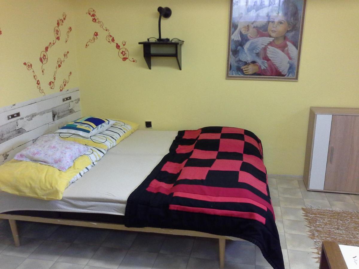 Utulny Privat Apartment Velky Meder Ngoại thất bức ảnh