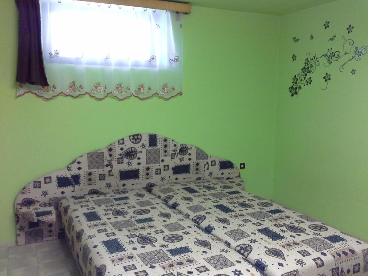 Utulny Privat Apartment Velky Meder Ngoại thất bức ảnh