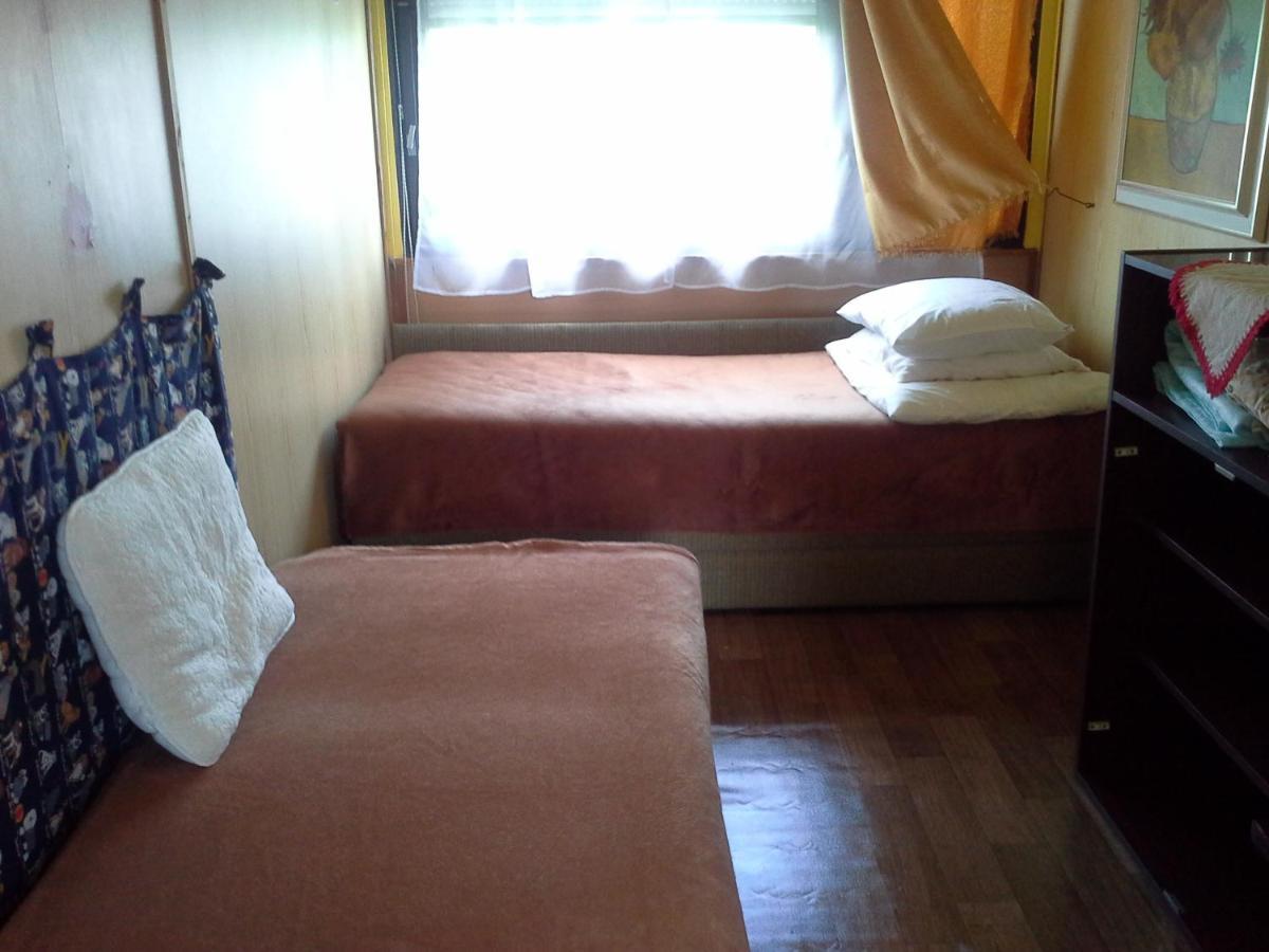 Utulny Privat Apartment Velky Meder Ngoại thất bức ảnh