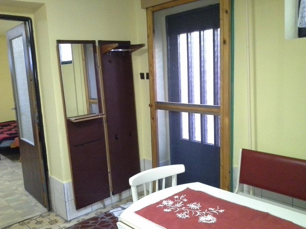Utulny Privat Apartment Velky Meder Ngoại thất bức ảnh