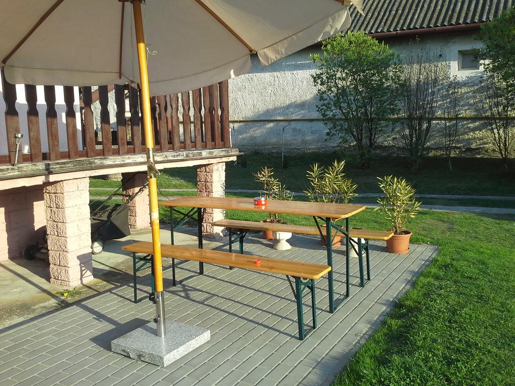 Utulny Privat Apartment Velky Meder Ngoại thất bức ảnh