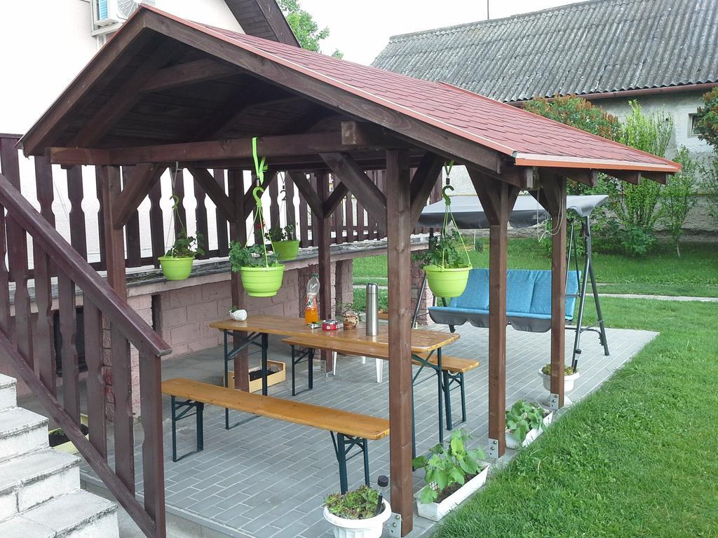 Utulny Privat Apartment Velky Meder Ngoại thất bức ảnh